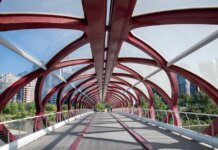 В Калгари проходит ежегодная весенняя уборка набережных и пешеходных троп