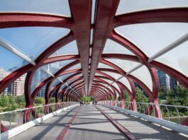 В Калгари проходит ежегодная весенняя уборка набережных и пешеходных троп