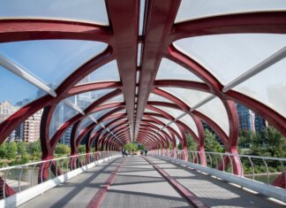 В Калгари проходит ежегодная весенняя уборка набережных и пешеходных троп