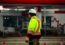 Консерваторы критикуют либералов за нехватку рабочих мест для специалистов профессий