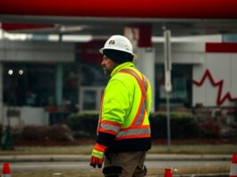 Консерваторы критикуют либералов за нехватку рабочих мест для специалистов профессий