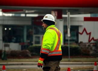 Консерваторы критикуют либералов за нехватку рабочих мест для специалистов профессий