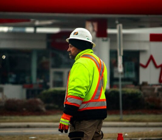Консерваторы критикуют либералов за нехватку рабочих мест для специалистов профессий