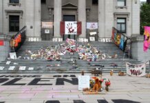 Премьер Британской Колумбии почтил память жертв трагедии на фестивале Lapu Lapu