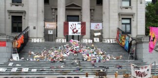 Премьер Британской Колумбии почтил память жертв трагедии на фестивале Lapu Lapu