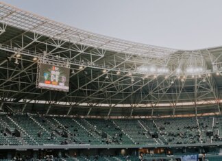 В «Белл-центре» состоится просмотр седьмого матча «Канадиенс» A spacious, modern sports stadium in Kocaeli, Türkiye, illuminated during sunset.