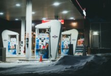 Консерваторы обвинили либералов в недостаточной помощи канадцам на фоне роста цен на топливо A well-lit gas station surrounded by snow during a winter night in St. John's, NL, Canada.