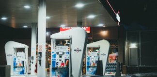 Консерваторы обвинили либералов в недостаточной помощи канадцам на фоне роста цен на топливо A well-lit gas station surrounded by snow during a winter night in St. John's, NL, Canada.