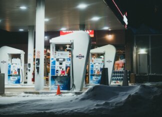 Консерваторы обвинили либералов в недостаточной помощи канадцам на фоне роста цен на топливо A well-lit gas station surrounded by snow during a winter night in St. John's, NL, Canada.