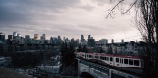 В Калгари поезд CTrain сбил пешехода — мужчина в критическом состоянии