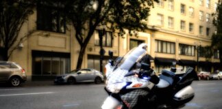 Двое мотоциклистов обвинены в опасной езде в Реджайне