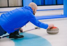 Канадские керлингисты выиграли два матча на юниорском чемпионате мира