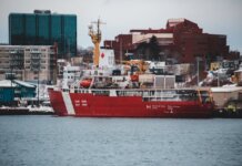 Канада ввела в строй крупнейшее научное судно береговой охраны