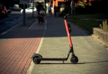 В Калгари запускают бесплатные электросамокаты и велобайки на станциях метро