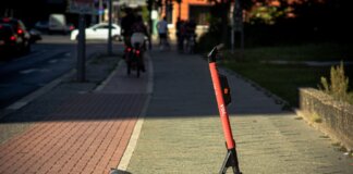 В Калгари запускают бесплатные электросамокаты и велобайки на станциях метро