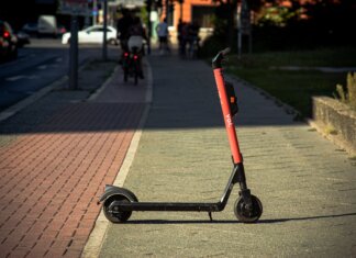 В Калгари запускают бесплатные электросамокаты и велобайки на станциях метро