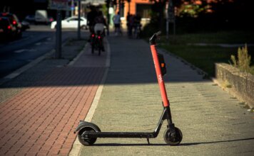 В Калгари запускают бесплатные электросамокаты и велобайки на станциях метро В Калгари запускают бесплатные электросамокаты и велобайки на станциях метро