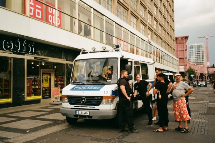 Двое подростков задержаны по подозрению в ограблении магазина в Реджайне Двое подростков задержаны по подозрению в ограблении магазина в Реджайне