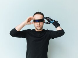 Meta расширяет возможности умных очков для людей с инвалидностью
