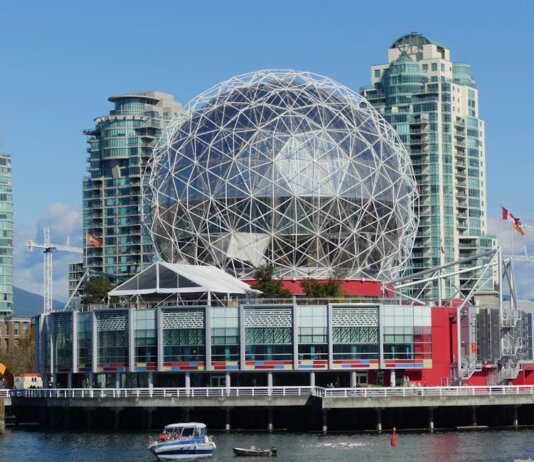 Купол Science World превратится в футбольный мяч к чемпионату мира-2026