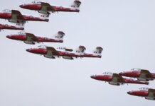 Консерваторы выступили против отмены выступлений пилотажной группы Snowbirds