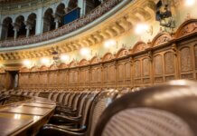Консерваторы выступают против ограничения доступа к информации Interior view of the elegant Swiss Parliament council chamber in Bern, Switzerland.
