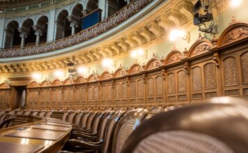 Консерваторы выступают против ограничения доступа к информации Interior view of the elegant Swiss Parliament council chamber in Bern, Switzerland.
