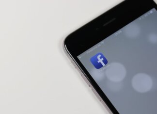 Meta запустила ИИ-ассистента для блогеров на Facebook и расширила переводы Reels