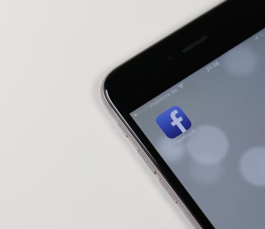 Meta запустила ИИ-ассистента для блогеров на Facebook и расширила переводы Reels