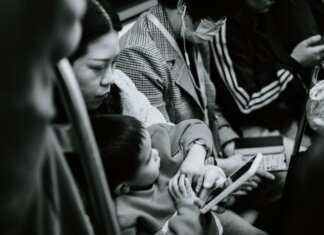 Facebook представил новые приложения и функции спустя 10 лет Marketplace A candid black and white photo capturing a family scene in a Nanjing subway.
