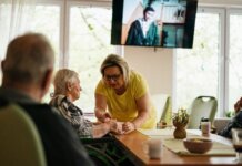 Канадские университеты помогают пожилым людям жить дома дольше A caregiver assists a senior adult in a Karviná retirement home.