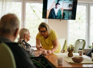 Канадские университеты помогают пожилым людям жить дома дольше A caregiver assists a senior adult in a Karviná retirement home.