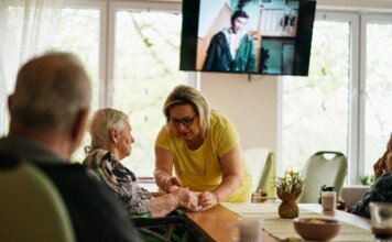 Канадские университеты помогают пожилым людям жить дома дольше A caregiver assists a senior adult in a Karviná retirement home.