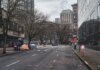 Число бездомных на улицах Канады выросло почти вдвое A city street with tents showing urban homelessness beneath bare trees on cloudy day.