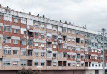 Ньюфаундленд и Лабрадор инвестирует $2,9 млн в здравоохранение для инуитов A large urban apartment block featuring a weathered facade with peeling paint and balconies.