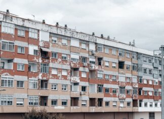 Ньюфаундленд и Лабрадор инвестирует $2,9 млн в здравоохранение для инуитов A large urban apartment block featuring a weathered facade with peeling paint and balconies.