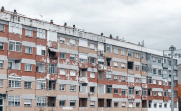 Ньюфаундленд и Лабрадор инвестирует $2,9 млн в здравоохранение для инуитов A large urban apartment block featuring a weathered facade with peeling paint and balconies.