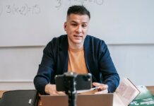 Meta вкладывает $50 млрд в дата-центр в Луизиане: учителя получают бонусы A professional educator conducting an online class, engaging with students via video call.
