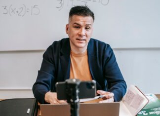 Meta вкладывает $50 млрд в дата-центр в Луизиане: учителя получают бонусы A professional educator conducting an online class, engaging with students via video call.