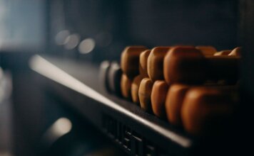 CBSA изъяла 300 кг метамфетамина в контейнере, отправленном на Филиппины A rack of dumbbells in a dimly lit gym, highlighting fitness equipment.