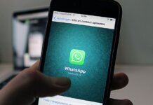 WhatsApp запустил звонки через браузер и передачу вызовов между устройствами A smartphone displaying the WhatsApp application screen held by a person.