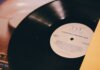 Национальные рекорды Канады пали на соревнованиях в Эдмонтоне A vintage vinyl record titled 'Television's Greatest Hits' on a turntable.