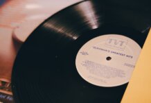 Национальные рекорды Канады пали на соревнованиях в Эдмонтоне A vintage vinyl record titled 'Television's Greatest Hits' on a turntable.