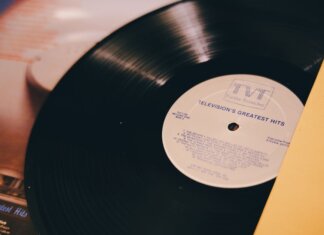 Национальные рекорды Канады пали на соревнованиях в Эдмонтоне A vintage vinyl record titled 'Television's Greatest Hits' on a turntable.