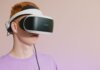 Meta ответила на вопросы о конфиденциальности AI-очков A young caucasian man wearing VR glasses, experiencing virtual reality.