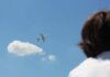 Исследование: самые раздражающие привычки пассажиров в самолётах An airplane flies high in a clear sky while a person watches from below.