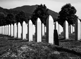 Канада вспоминает геноцид в Сребренице Black and white image of the Srebrenica cemetery, commemorating tragic history.