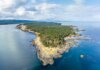Университет UBC и остров Хорнби готовят новое поколение морских биологов Breathtaking aerial shot of Hornby Island's rugged coastline with lush forests and tranquil sea.
