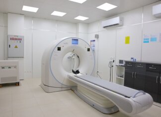 В больнице Нельсона устанавливают новый КТ-сканер за $4,25 млн Bright and sterile hospital imaging room featuring a state-of-the-art CT scanner.