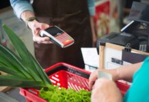 Канадцы начали получать первую ежеквартальную выплату по программе Canada Groceries and Essentials Benefit